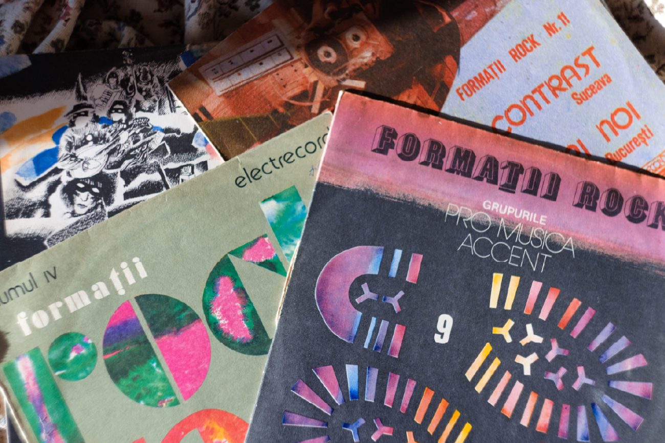 mai multe vinyluri ale colecției Formații Rock puse unul peste celălalt