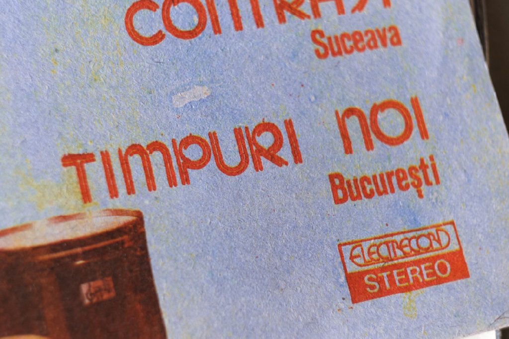 Detaliu cu fața coperții unui disc vinyl cu numele formației Timpuri Noi în prim plan