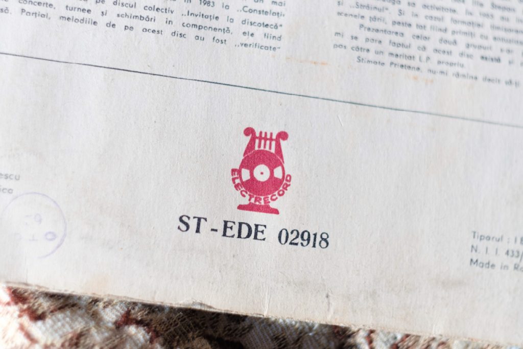 Detaliu cu spatele coperții unui disc vinyl cu logo-ul Electrecord și seria vinylului în prim plan
